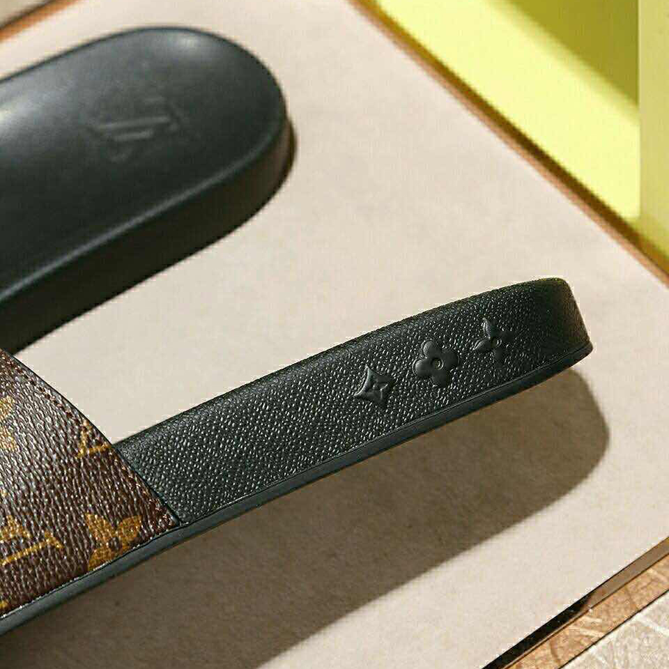 Louis Vuitton Monogram Slippers - DesignerGu