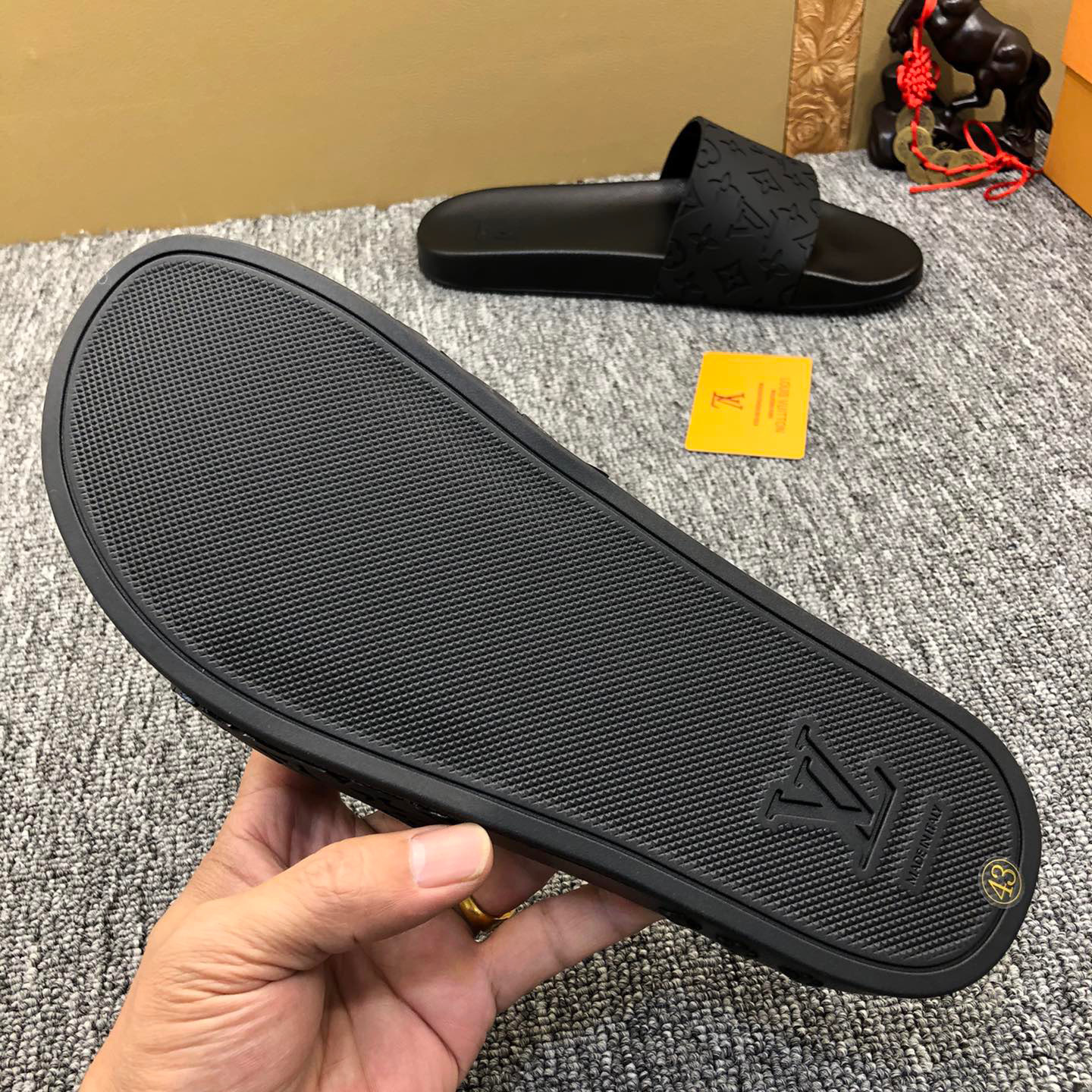 Louis Vuitton Monogram Slippers - DesignerGu