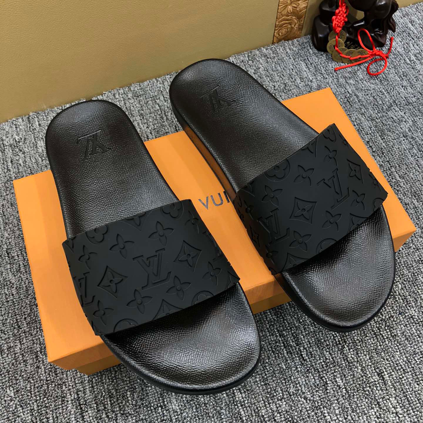 Louis Vuitton Monogram Slippers - DesignerGu