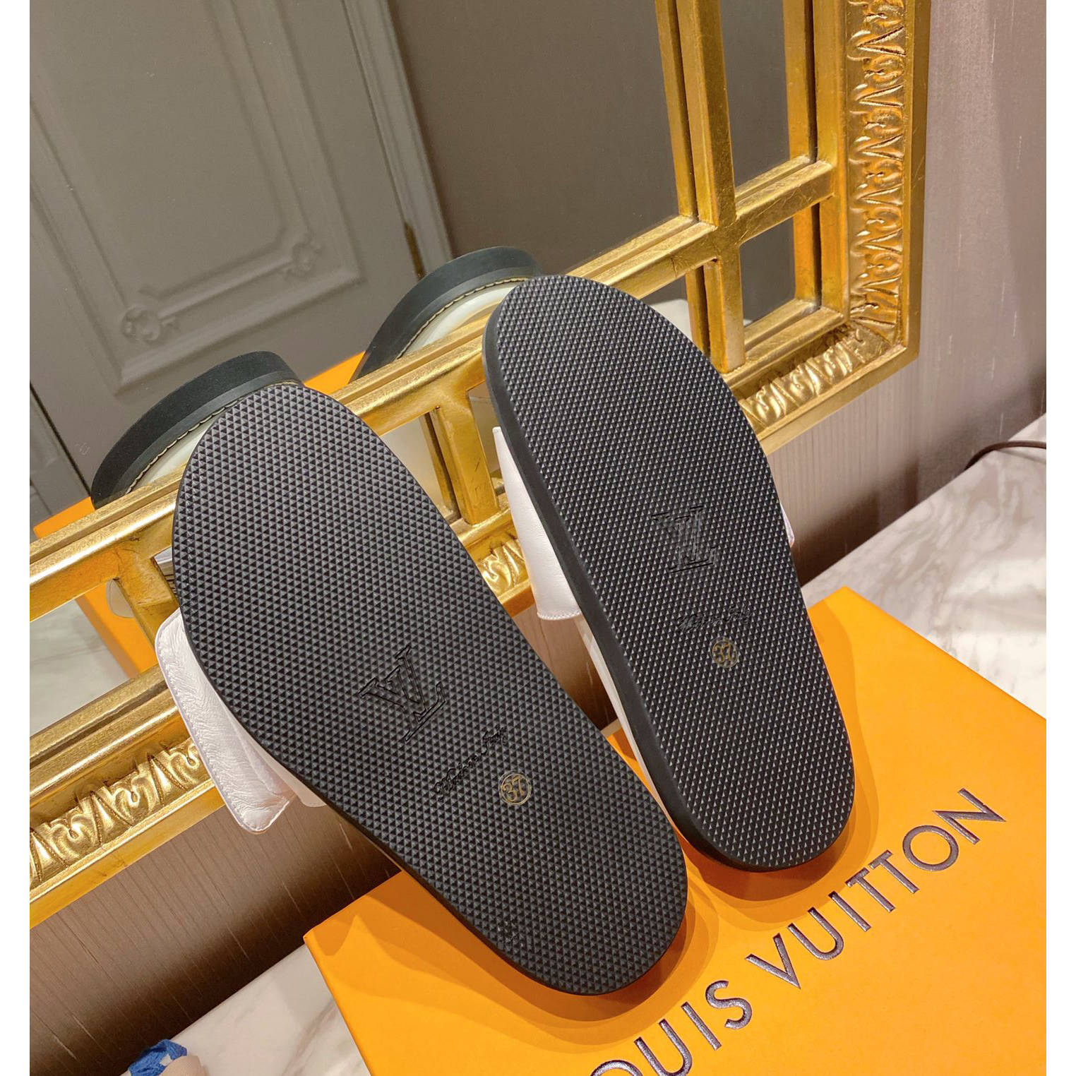 Louis Vuitton Monogram Slipper - DesignerGu