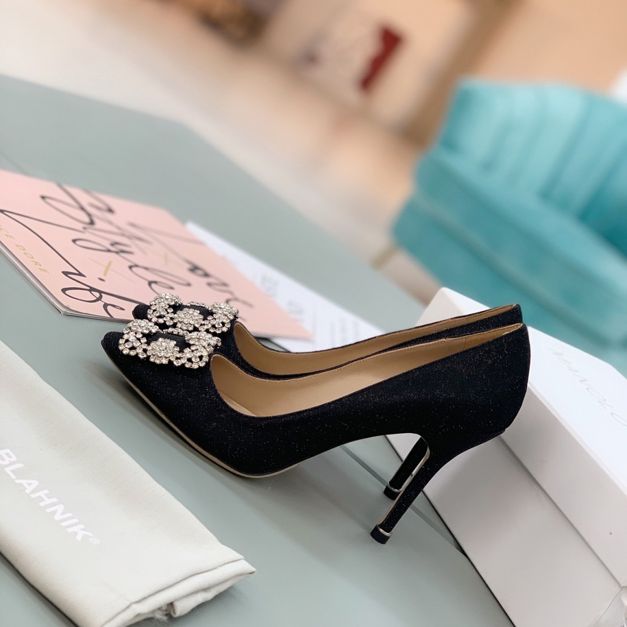 Manolo Blahnik Black Hangisi Pumps With Buckle - DesignerGu