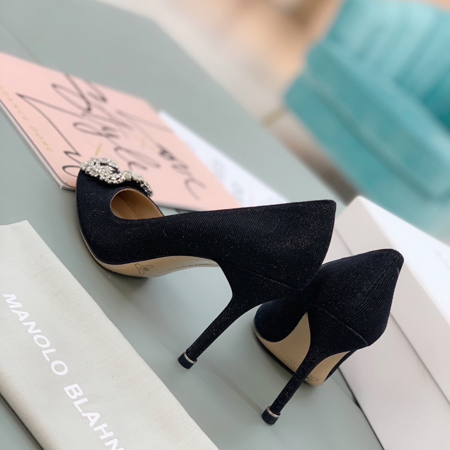 Manolo Blahnik Black Hangisi Pumps With Buckle - DesignerGu