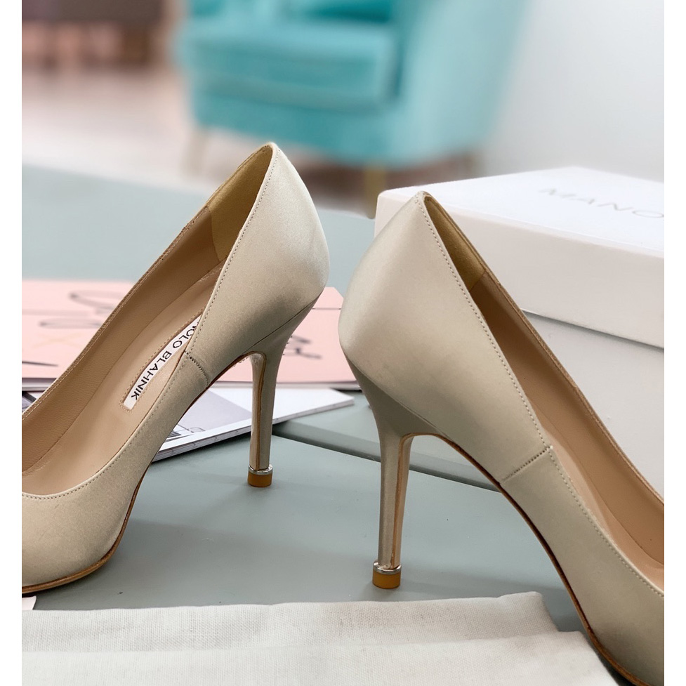 Manolo Blahnik Beige Hangisi Pumps With Buckle - DesignerGu