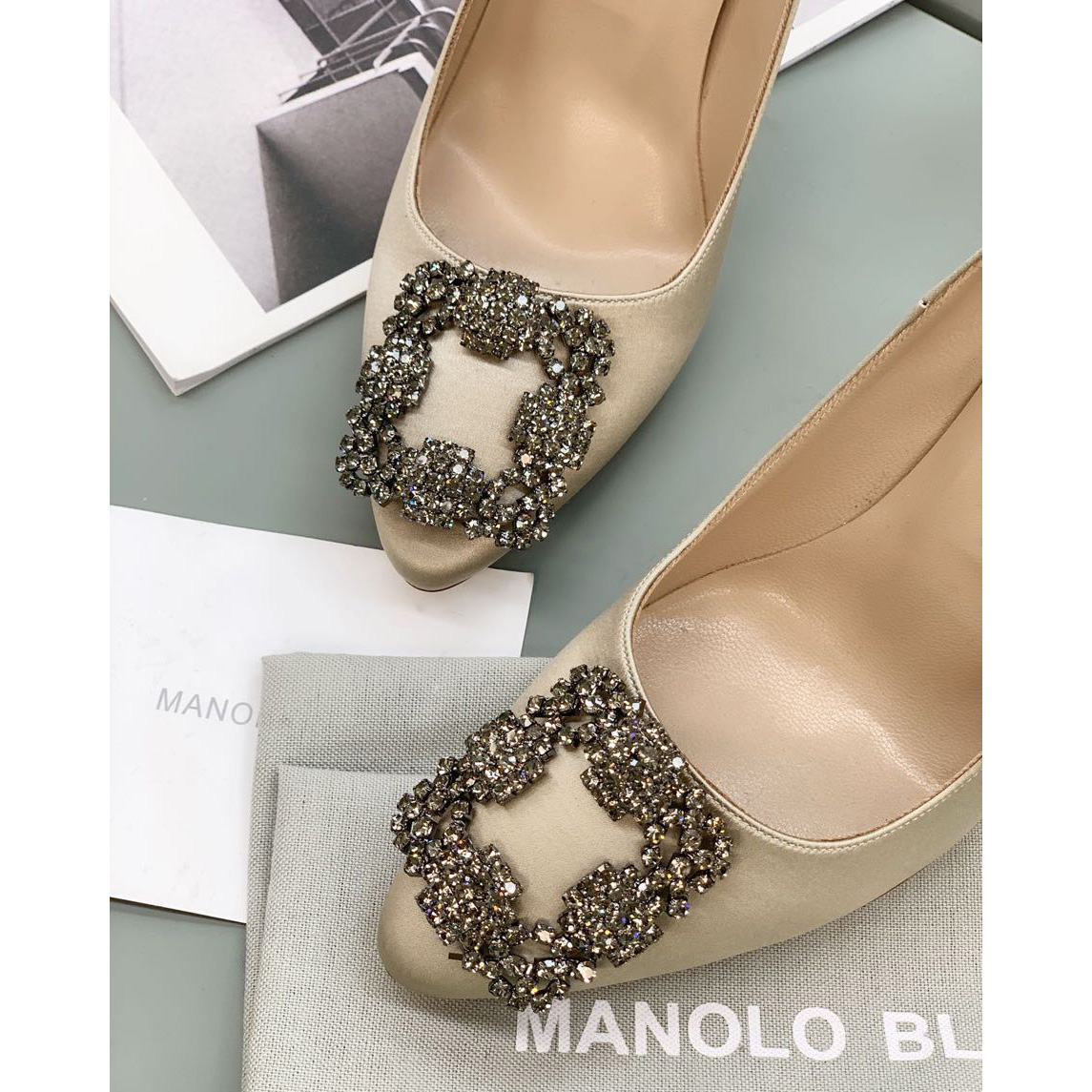 Manolo Blahnik Beige Hangisi Pumps With Buckle - DesignerGu