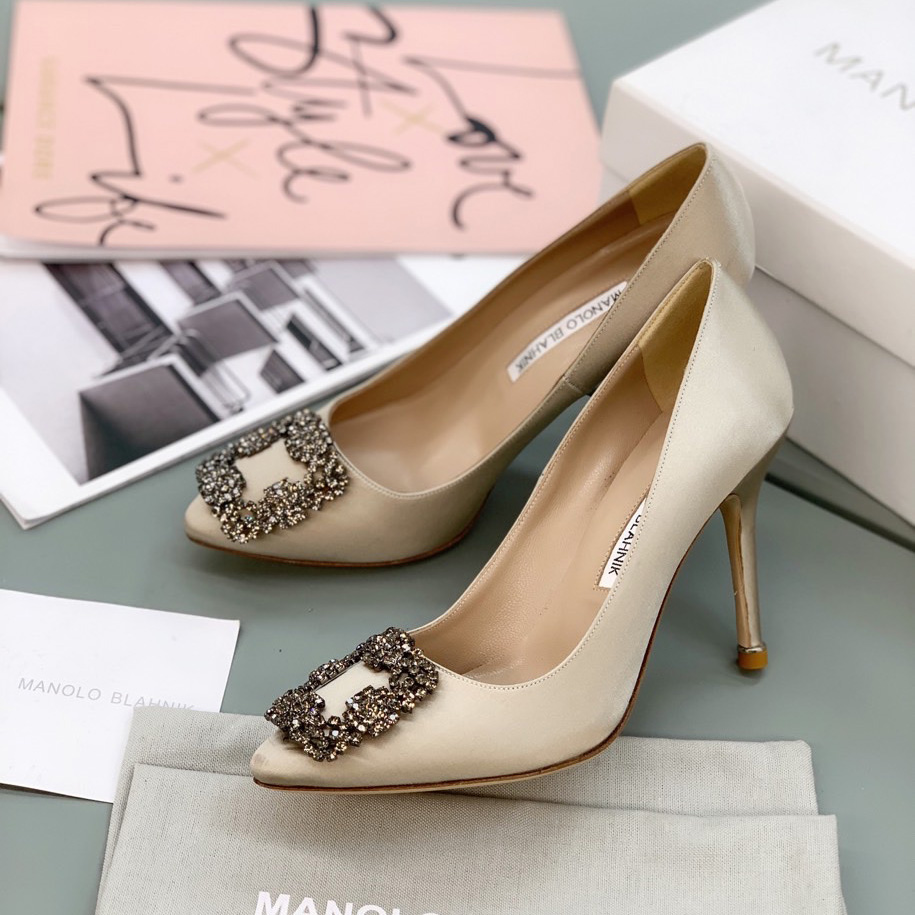 Manolo Blahnik Beige Hangisi Pumps With Buckle - DesignerGu