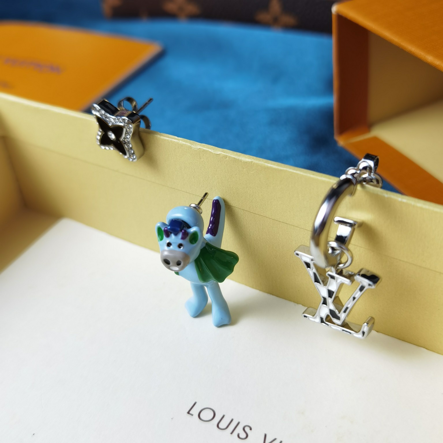 Louis Vuitton Friends Earrings - DesignerGu