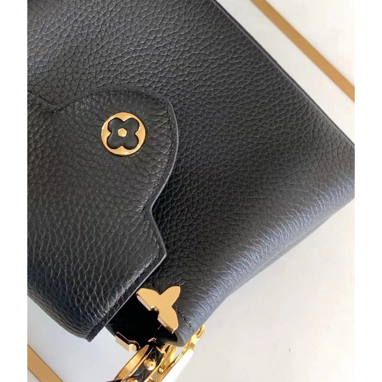 Louis Vuitton Capucines Mini Bag(21-14-8cm)   M56669 - DesignerGu