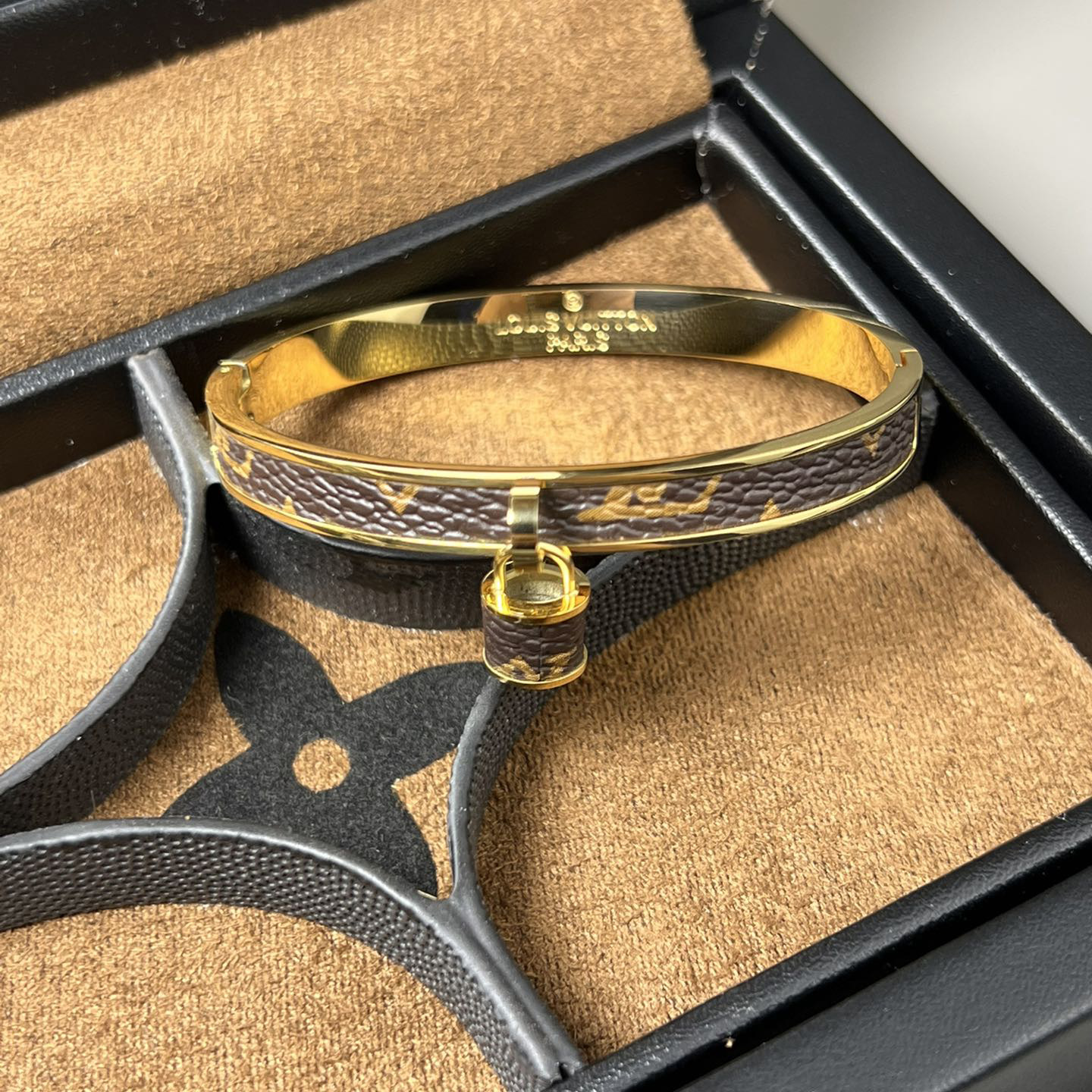 Louis Vuitton Bracelet - DesignerGu