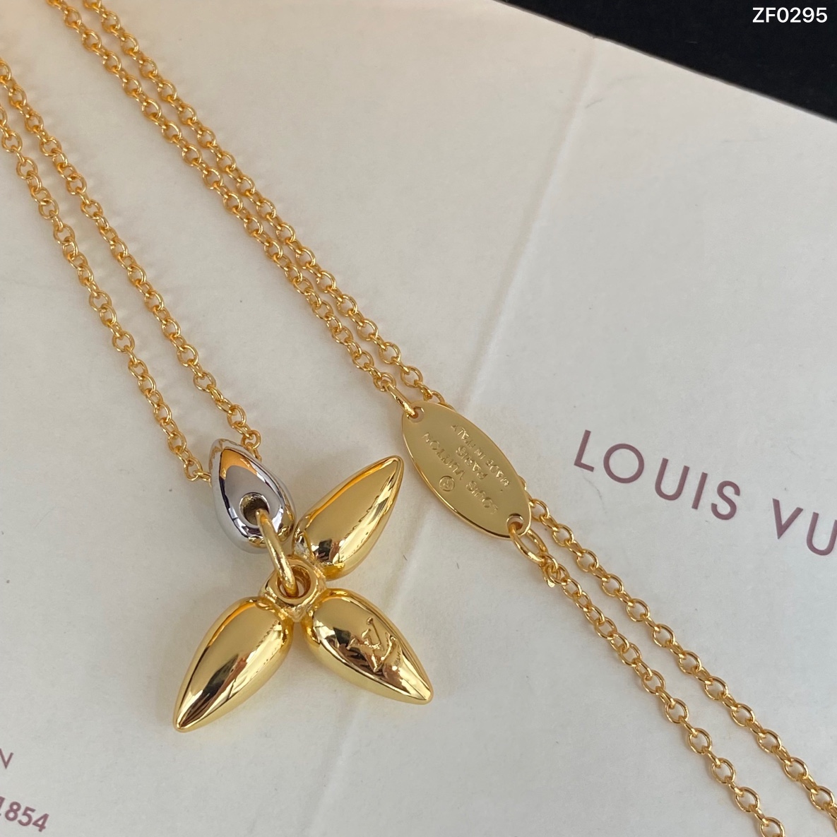 Louis Vuitton Necklace - DesignerGu