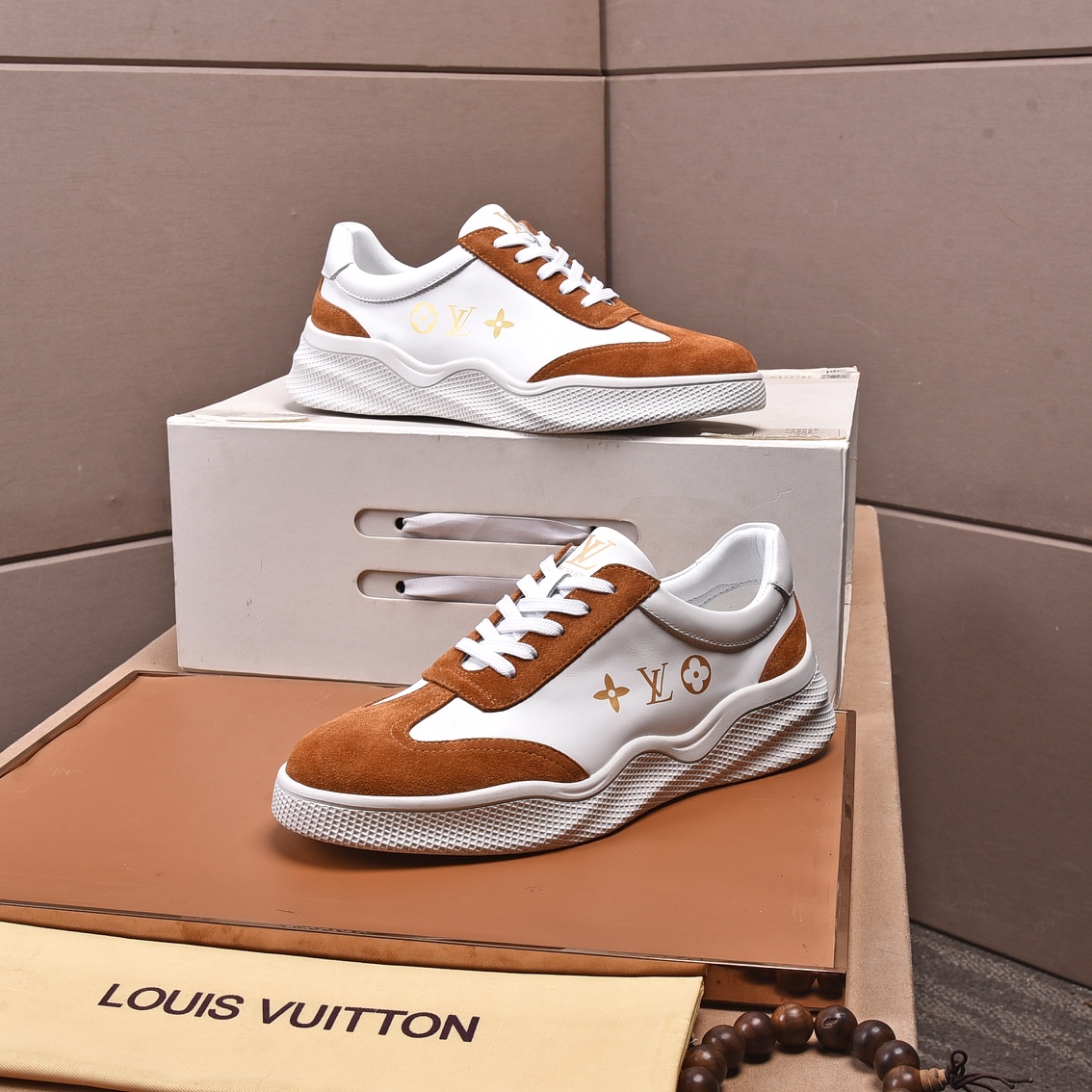 Louis Vuitton Men's Logo Sneaker - DesignerGu