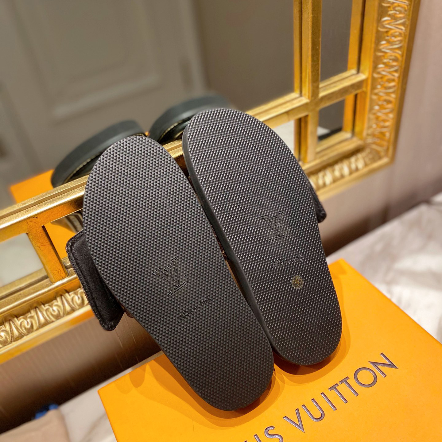 Louis Vuitton Monogram Slipper - DesignerGu