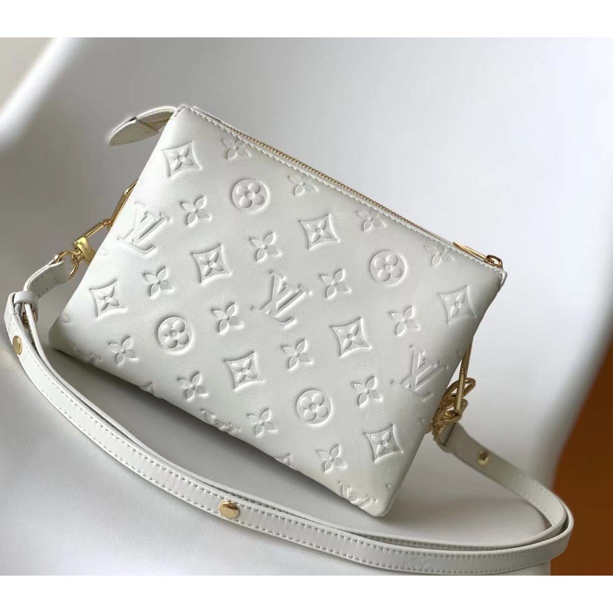 Louis Vuitton Coussin BB Handbag(21-16-7cm)  M20770 - DesignerGu