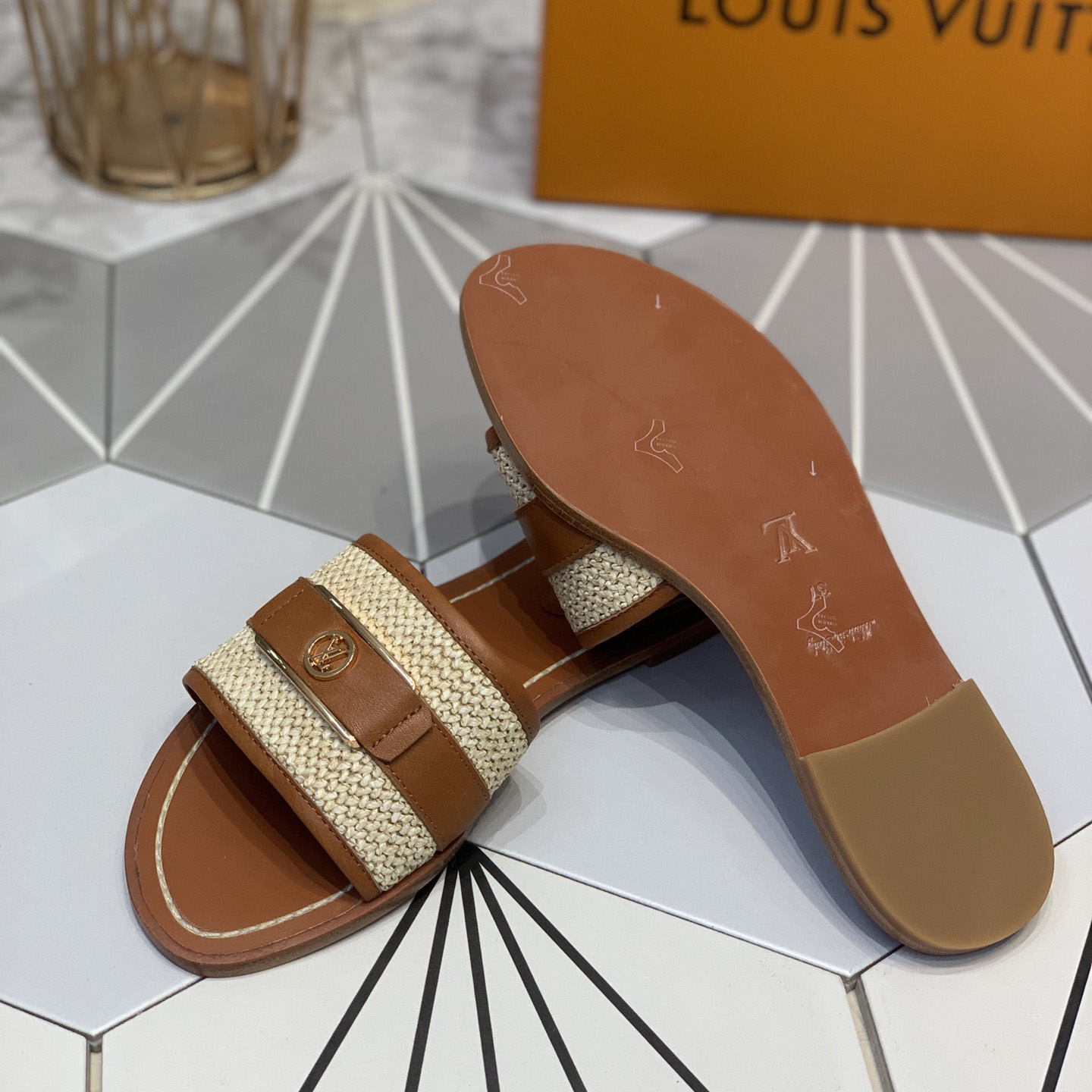 Louis Vuitton Lock It Flat Mule   1AA1A6 - DesignerGu