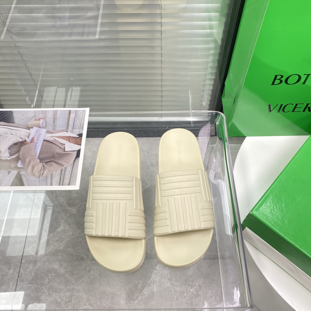 Bottega Veneta Rubber slides - DesignerGu