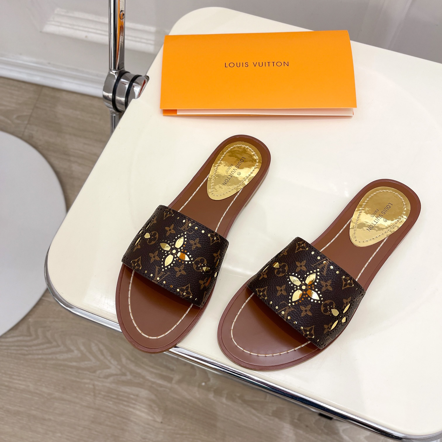 Louis Vuitton Lock It Flat Mule   1A9RC5 - DesignerGu