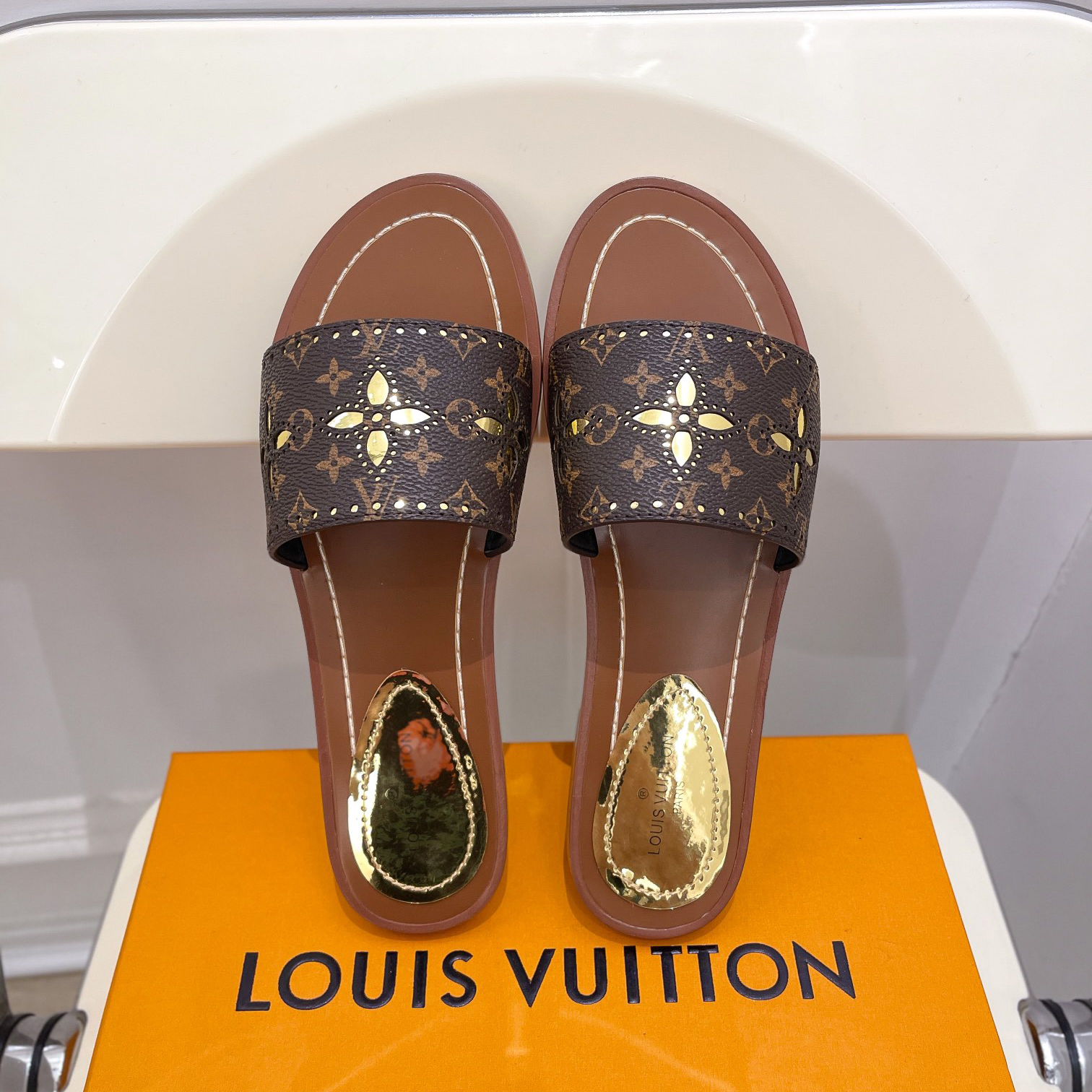 Louis Vuitton Lock It Flat Mule   1A9RC5 - DesignerGu