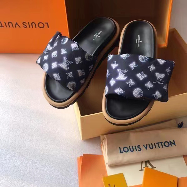 Louis Vuitton Pool Pillow Comfort Mules     1A9SMR - DesignerGu