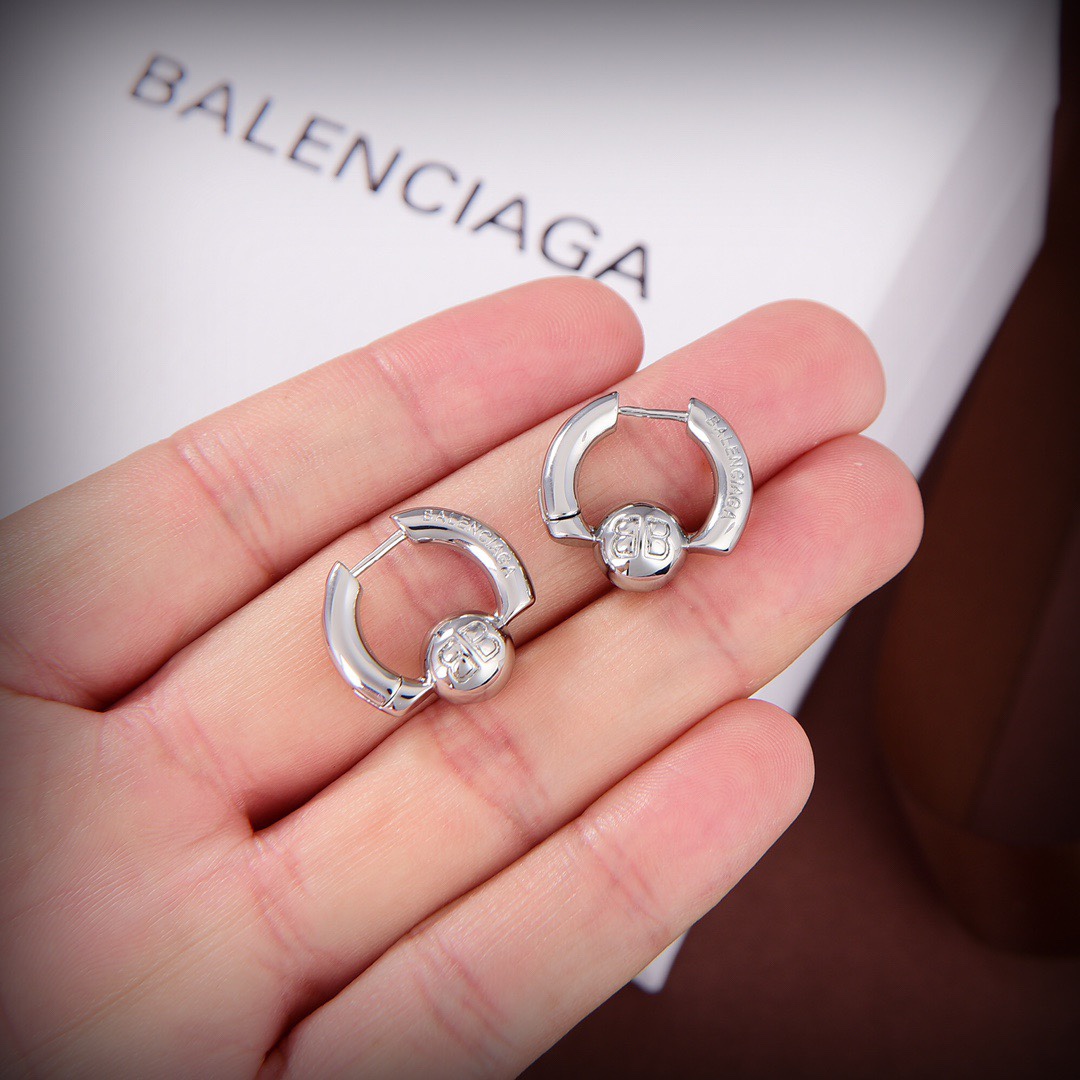 Balenciaga Cut Ear Cuff - DesignerGu