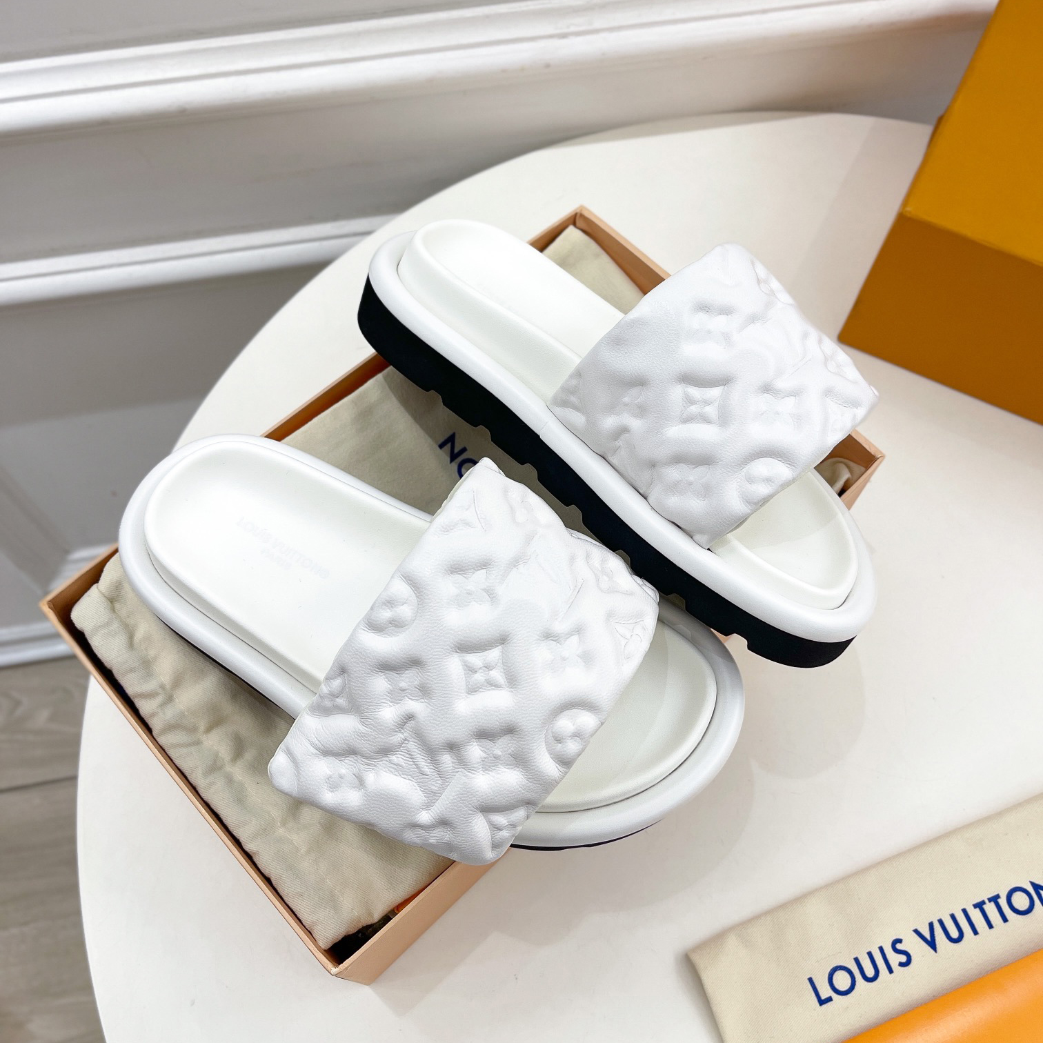 Louis Vuitton Pool Pillow Comfort Mule    1AABKV - DesignerGu