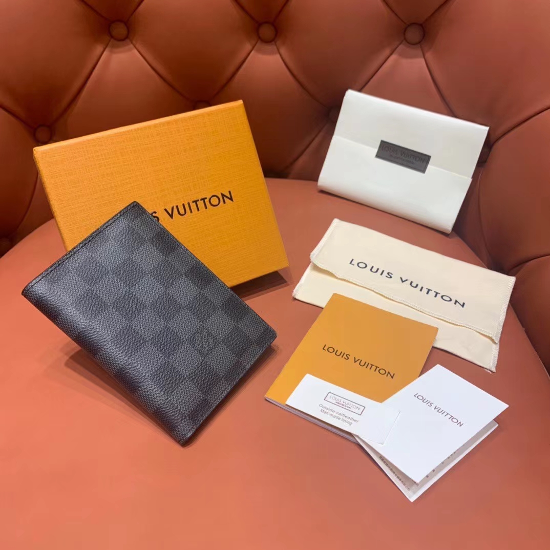 Louis Vuitton Passport Cover(10-14-2.5cm) - DesignerGu