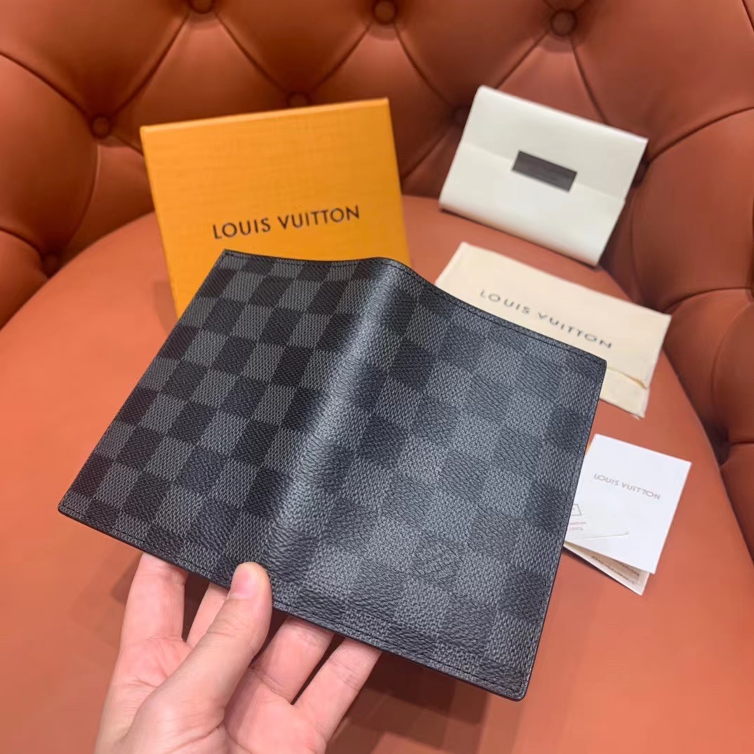 Louis Vuitton Passport Cover(10-14-2.5cm) - DesignerGu