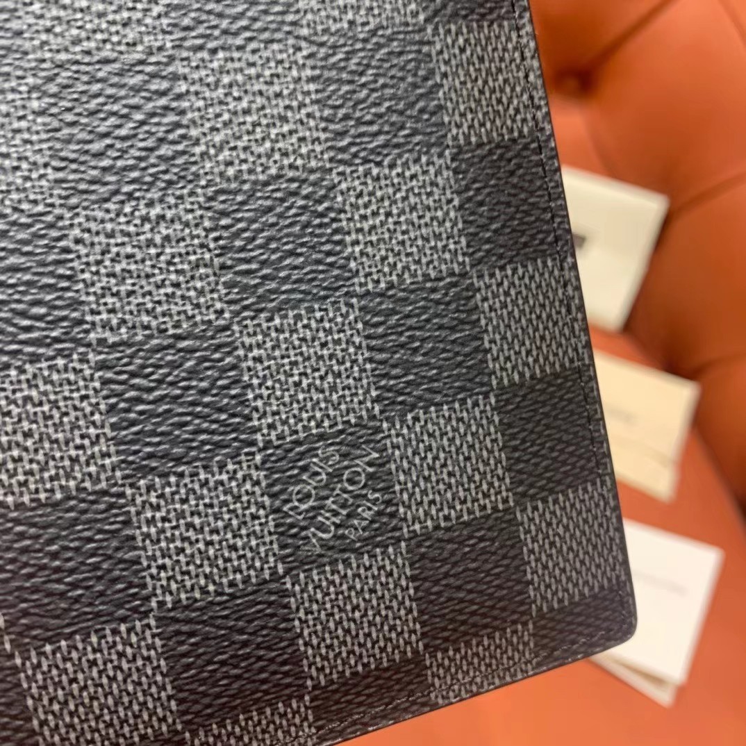 Louis Vuitton Passport Cover(10-14-2.5cm) - DesignerGu