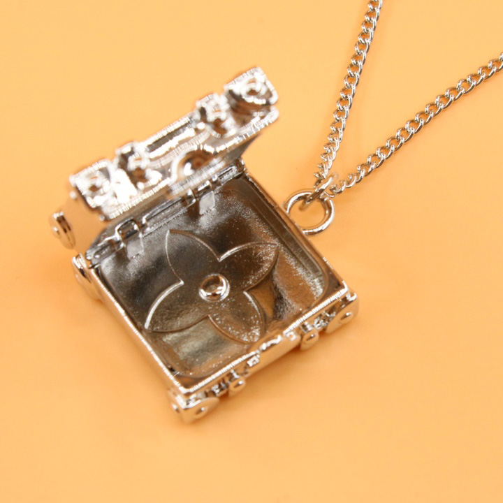 Louis Vuitton Trunk Locket Pendant      M00527 - DesignerGu