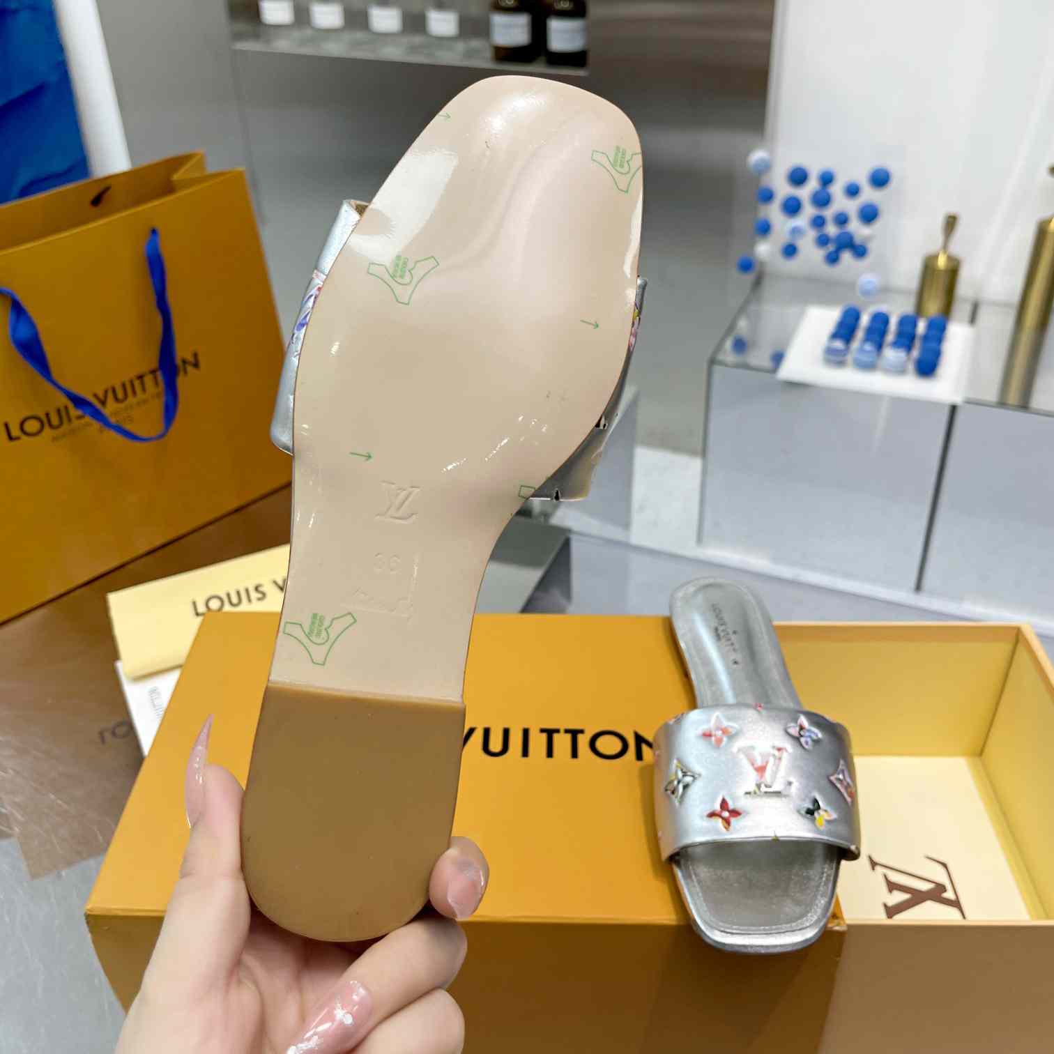 Louis Vuitton Revival Flat Mule     1AAOVA - DesignerGu