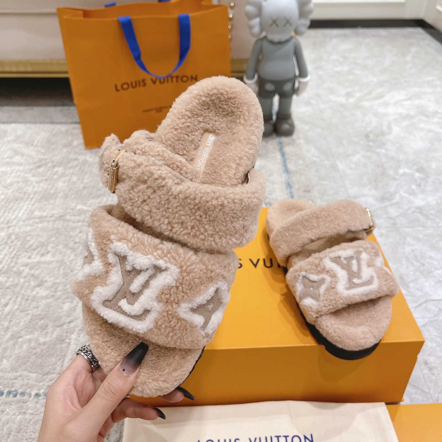 Louis Vuitton  Paseo Flat Comfort Mule - DesignerGu