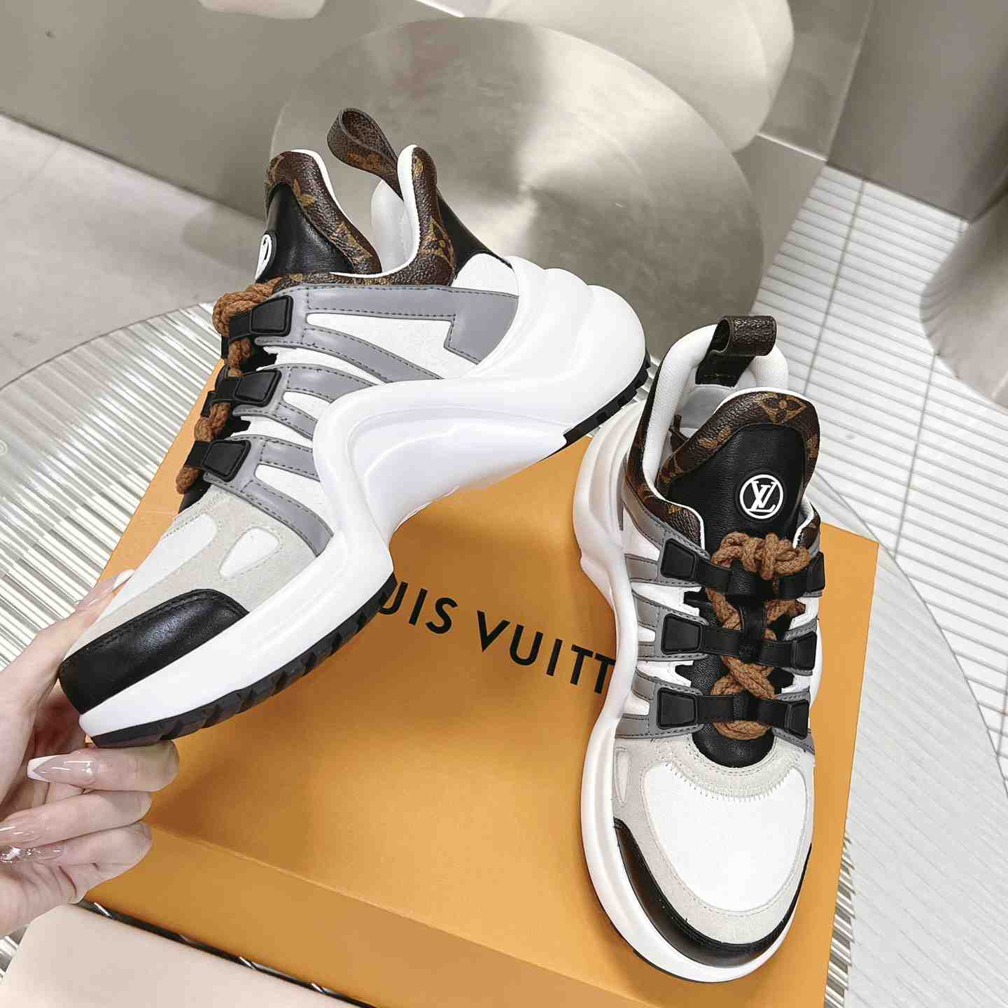 Louis Vuitton LV Archlight Sneaker       1AAOWZ    - DesignerGu