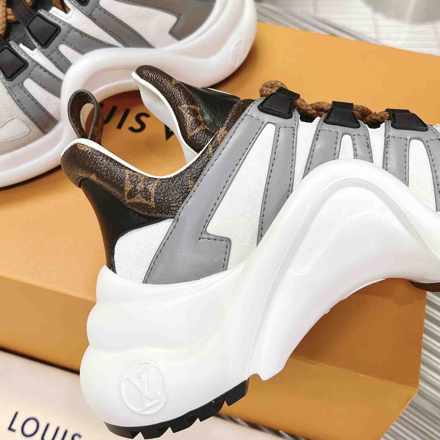 Louis Vuitton LV Archlight Sneaker       1AAOWZ    - DesignerGu