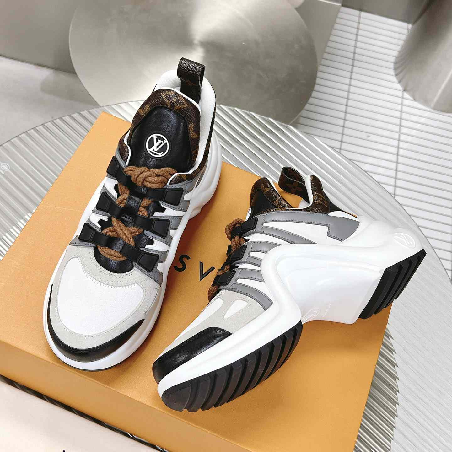 Louis Vuitton LV Archlight Sneaker       1AAOWZ    - DesignerGu