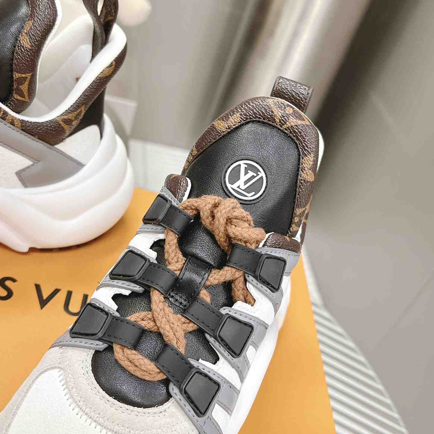 Louis Vuitton LV Archlight Sneaker       1AAOWZ    - DesignerGu