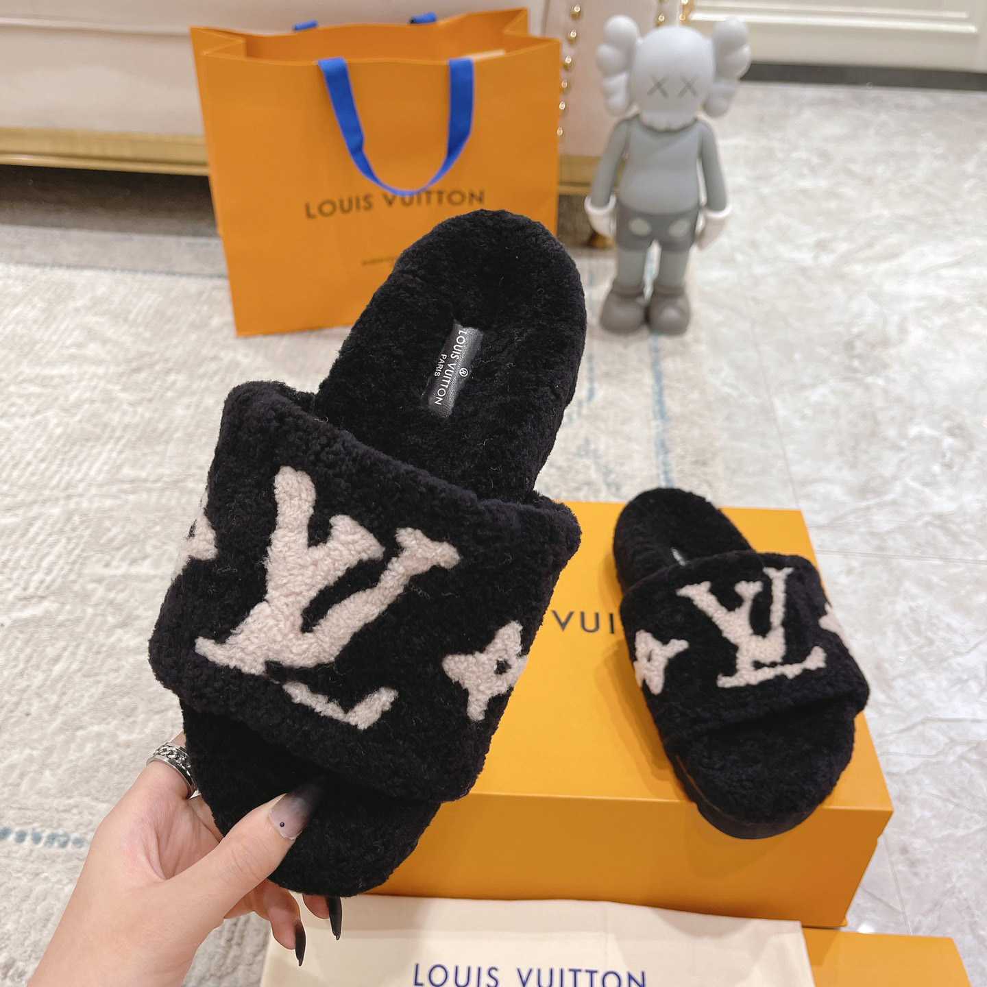 Louis Vuitton Paseo Flat Comfort Mule      1A8ZIT - DesignerGu