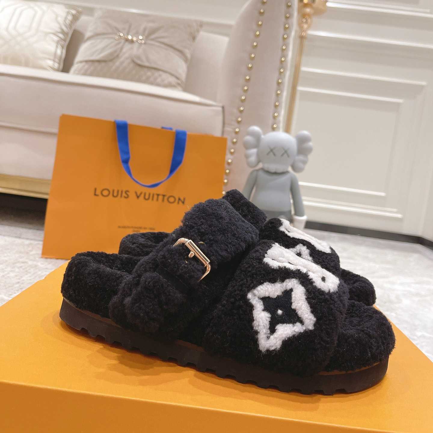 Louis Vuitton  Paseo Flat Comfort Mule     1AACR8 - DesignerGu