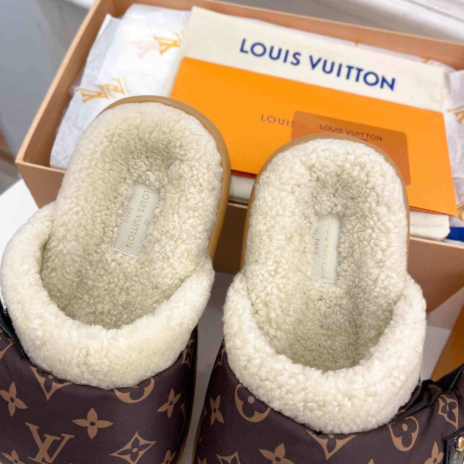 Louis Vuitton Slipper Pillow Flat Comfort Mule    1AAM41 - DesignerGu