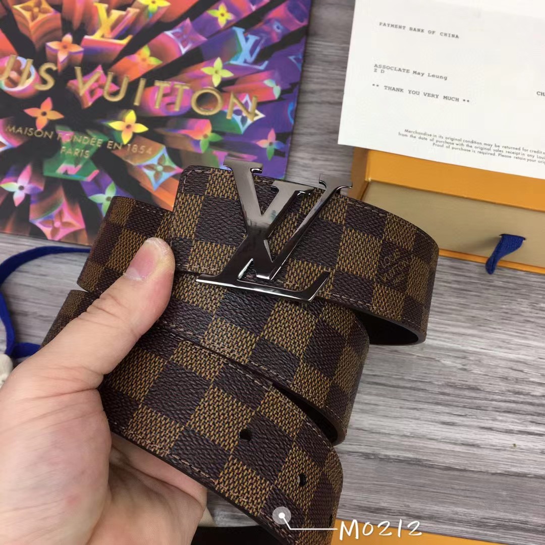 Louis Vuitton LV Initiales 40MM Reversible Belt   M0212W - DesignerGu