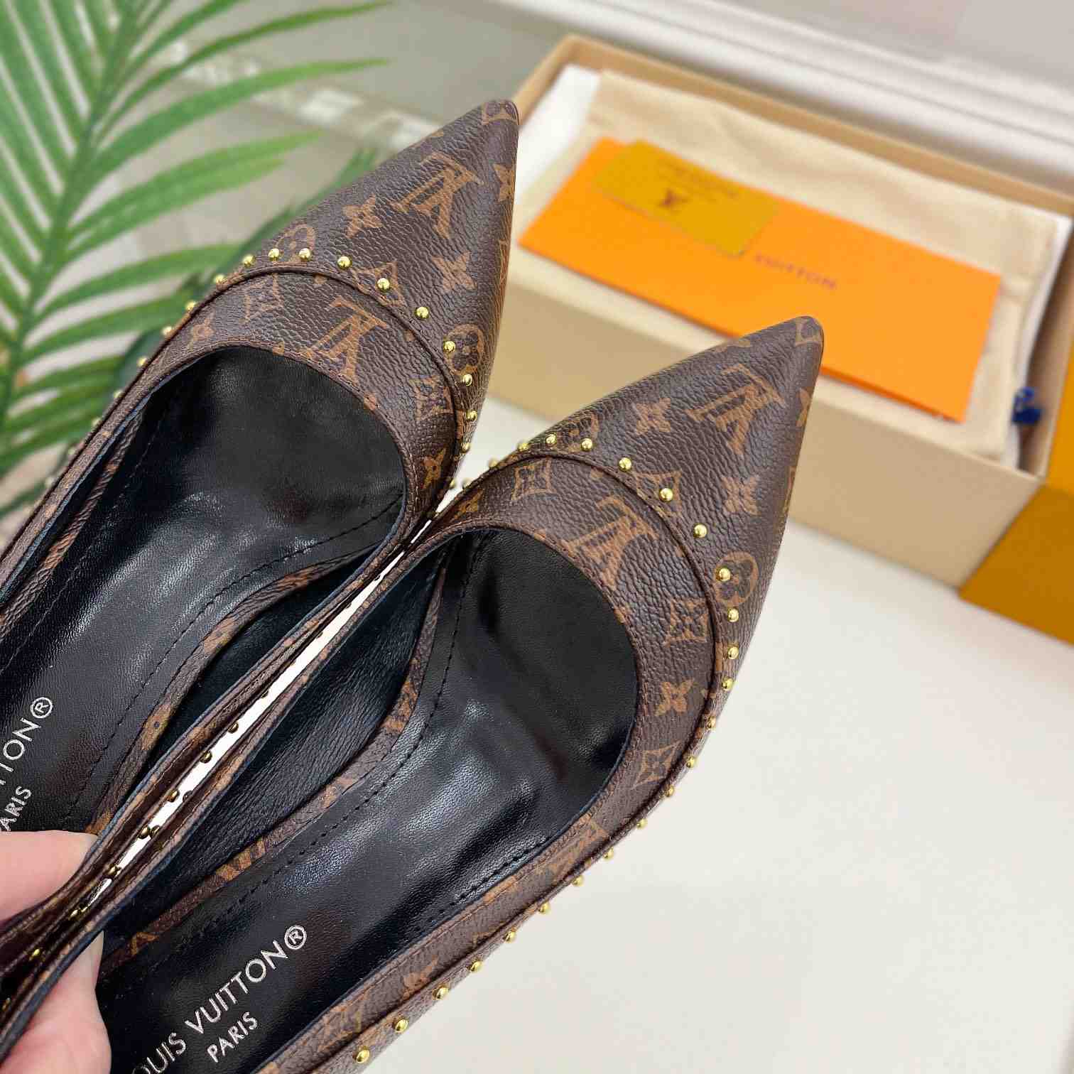 Louis Vuitton Signature Pump - DesignerGu