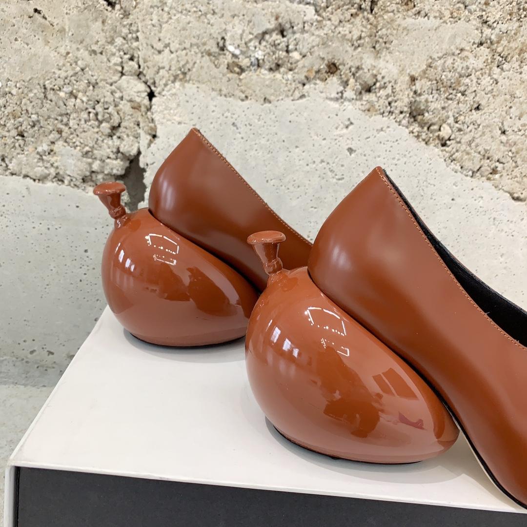 Loewe Balloon Pump In Calfskin - DesignerGu