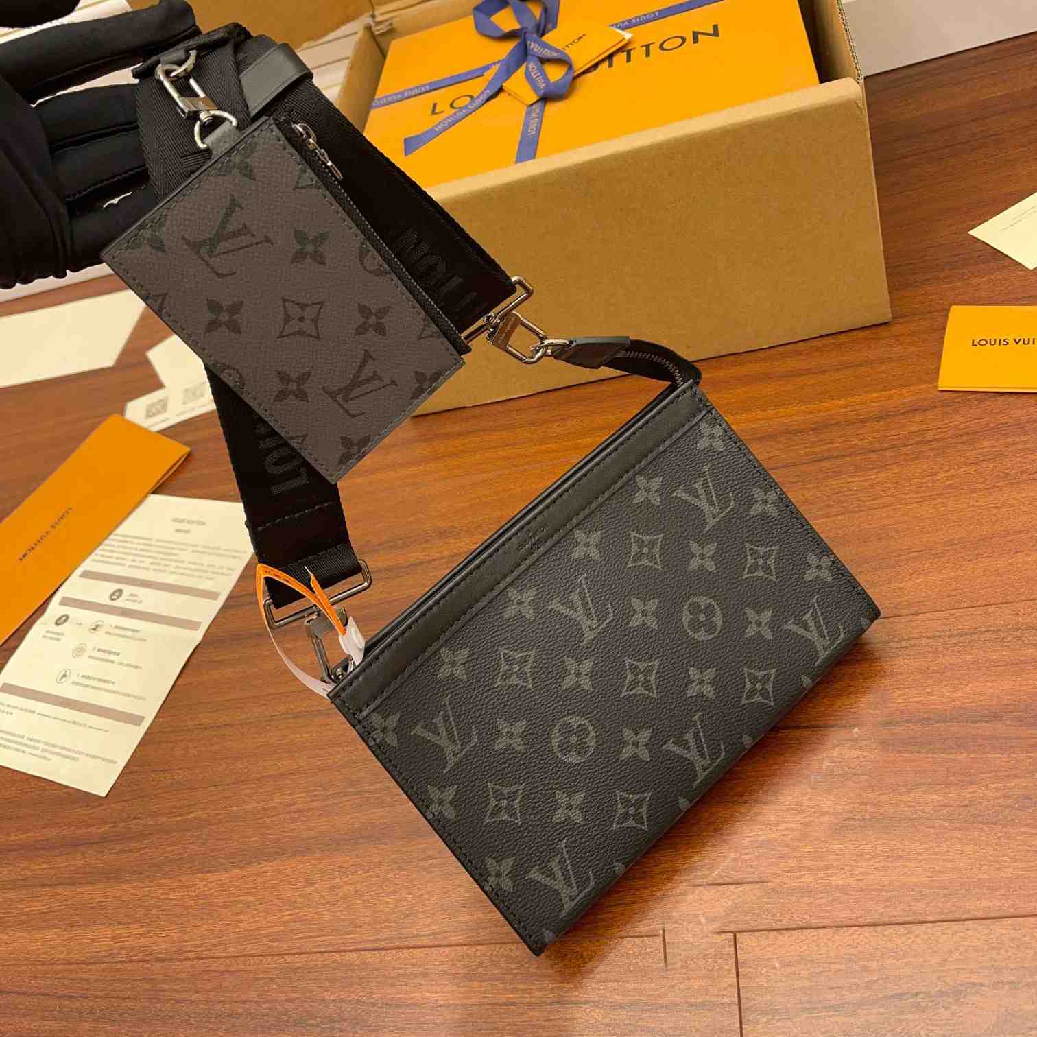 Louis Vuitton Gaston Wearable Wallet(22x14.5x4.5CM)   M81124 - DesignerGu