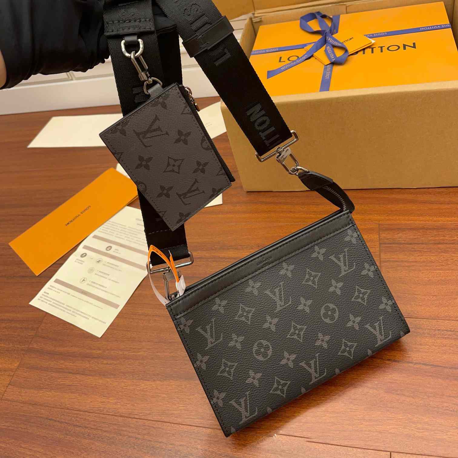 Louis Vuitton Gaston Wearable Wallet(22x14.5x4.5CM)   M81124 - DesignerGu