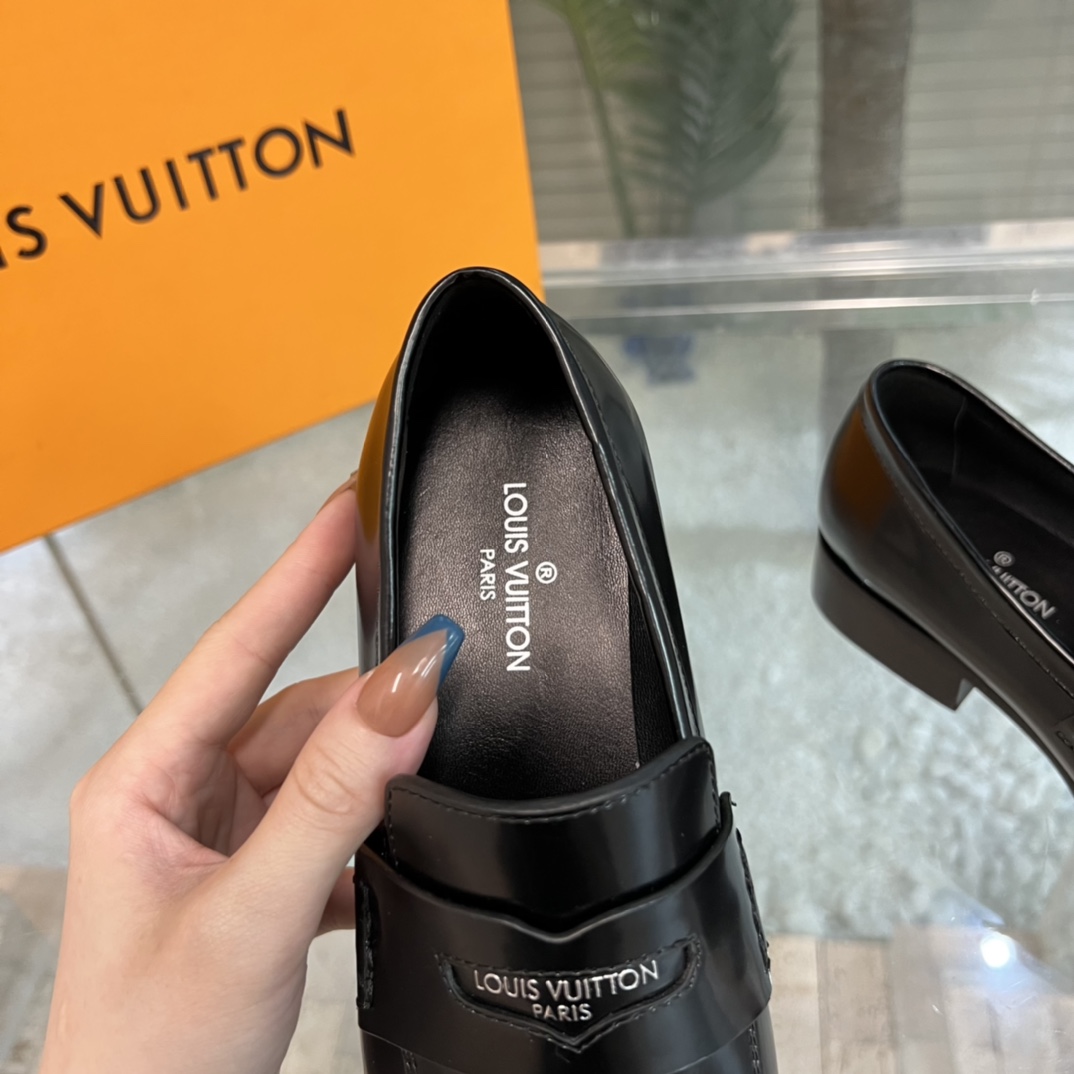 Louis Vuitton Connelly Flat Loafer      1AAOKF - DesignerGu