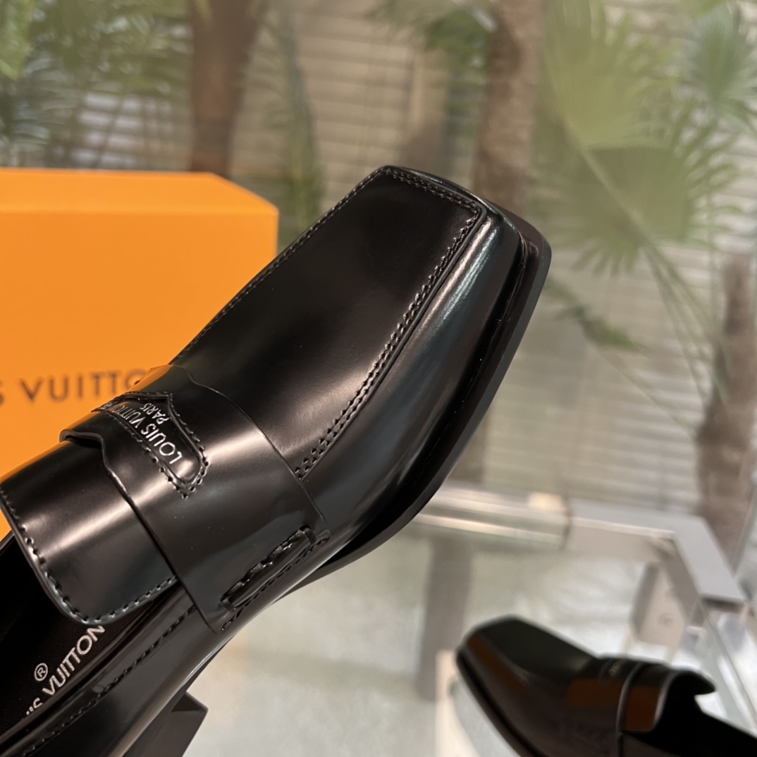 Louis Vuitton Connelly Flat Loafer      1AAOKF - DesignerGu