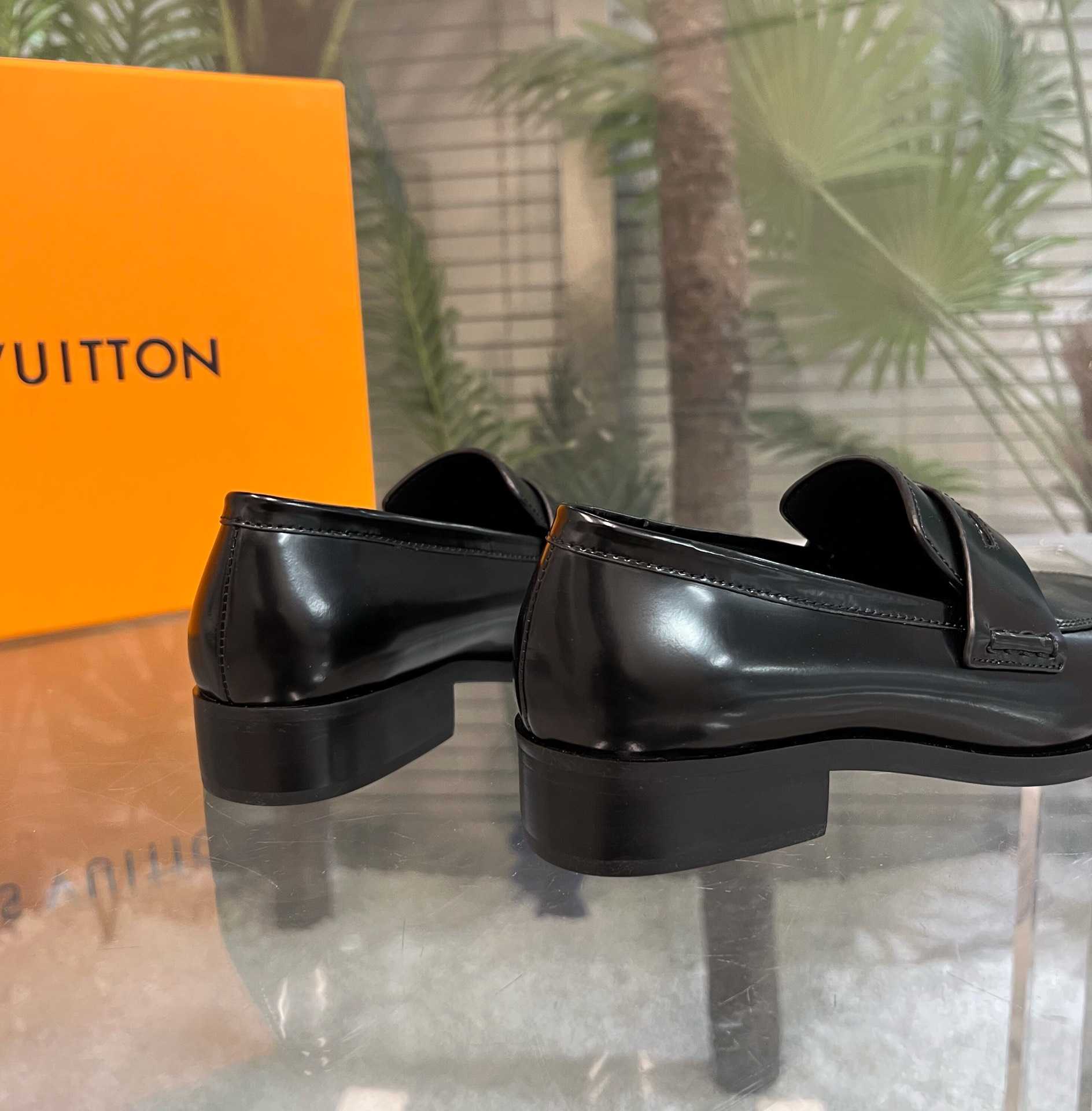 Louis Vuitton Connelly Flat Loafer      1AAOKF - DesignerGu