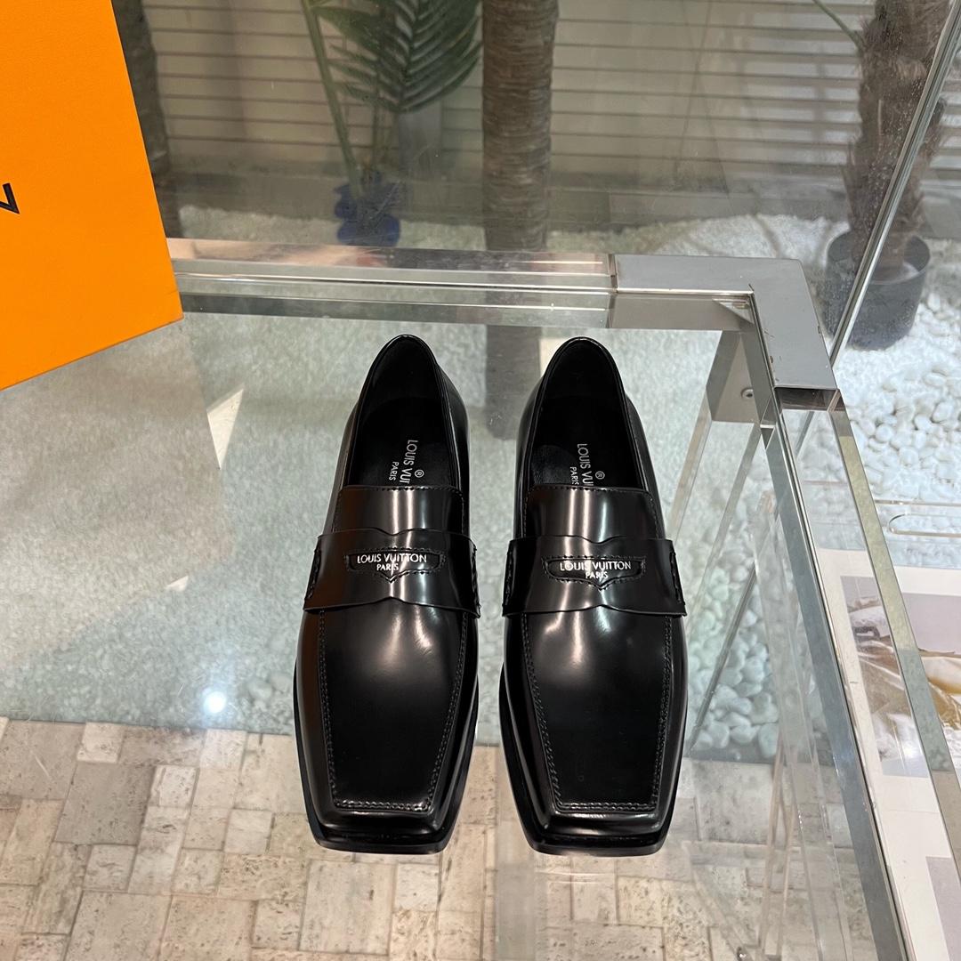 Louis Vuitton Connelly Flat Loafer      1AAOKF - DesignerGu