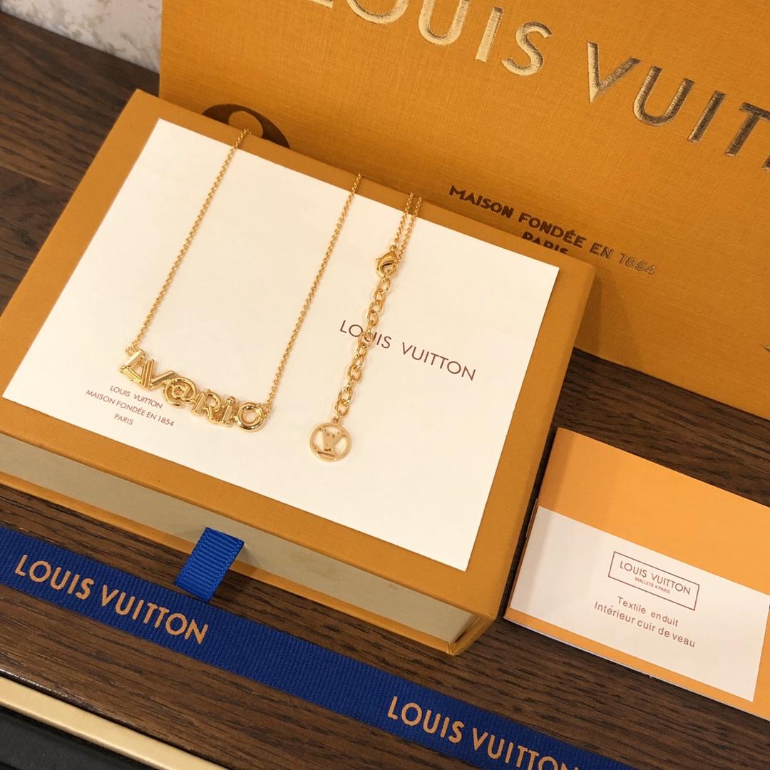 Louis Vuitton Essential V Necklace - DesignerGu