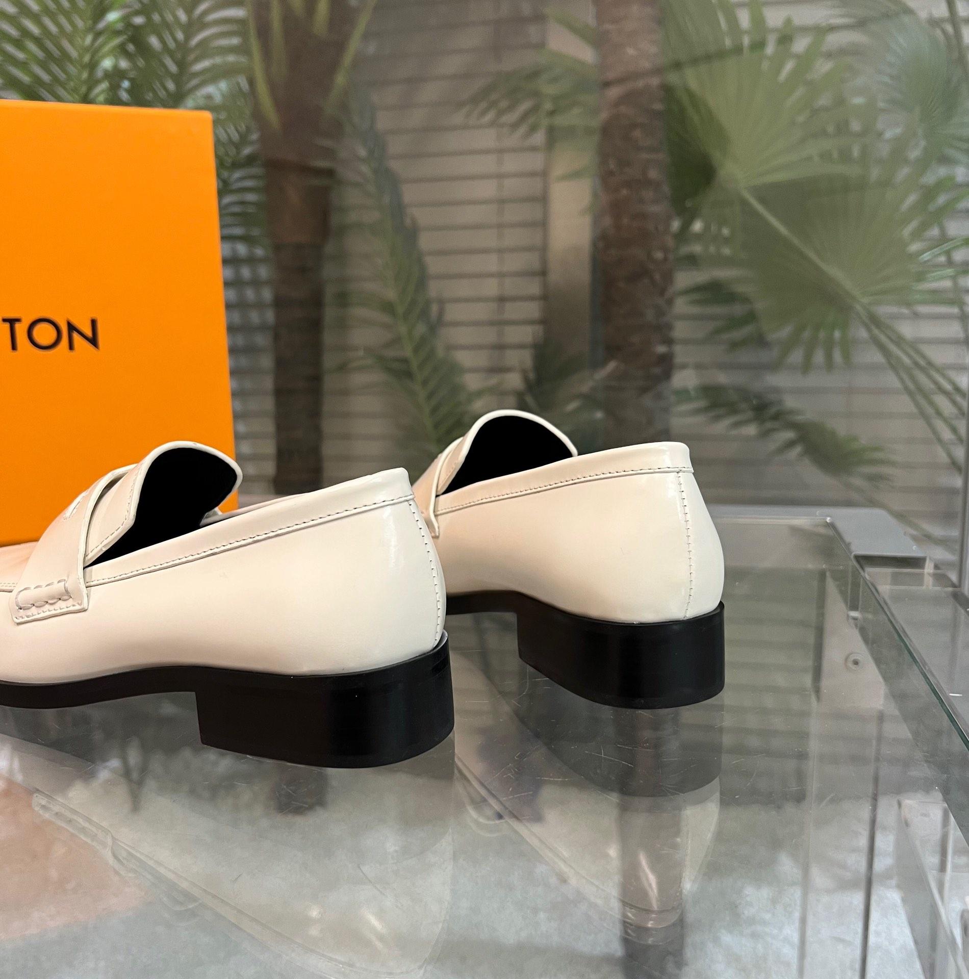 Louis Vuitton Connelly Flat Loafer       - DesignerGu