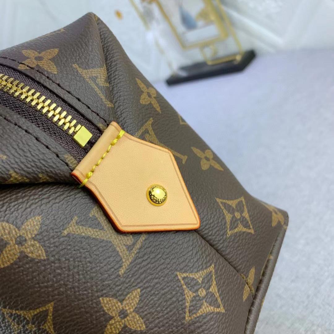 Louis Vuitton Cosmetic Pouch (27-18-9CM)      - DesignerGu