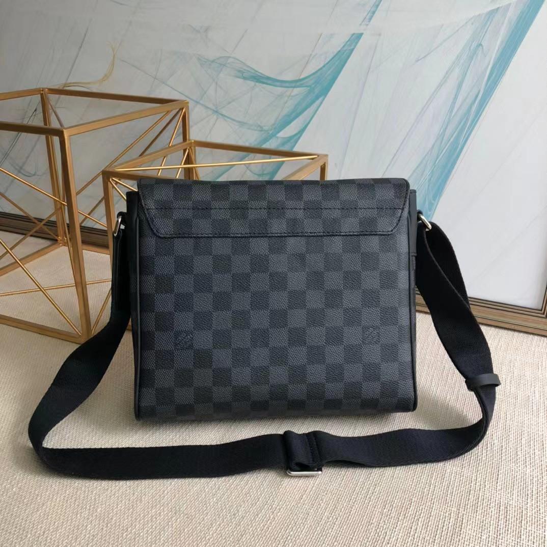 Louis Vuitton Mens's Messenger Bag Damier Black(25x22x8CM)  - DesignerGu