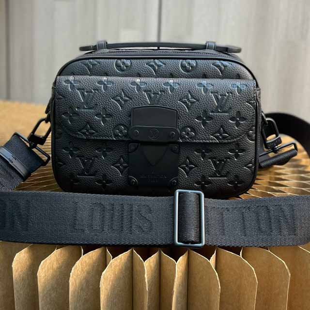 Louis VuittonS Lock Messenger   (22 x 18 x 8cm)   M58489 - DesignerGu